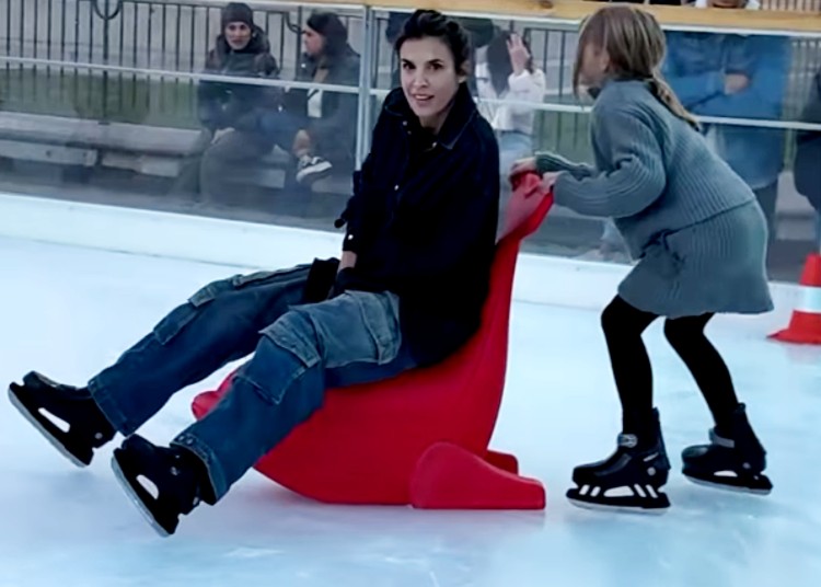 Elisabetta Canalis e la figlia Skyler pattinano sul ghiaccio in Sardegna