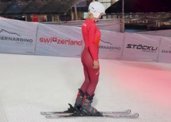 Michelle Hunziker con gli sci tra i grattacieli di Milano