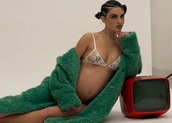 Sara Barbieri, compagna incinta di Fabrizio Corona, posa col pancione nudo al nono mese di gravidanza: guarda