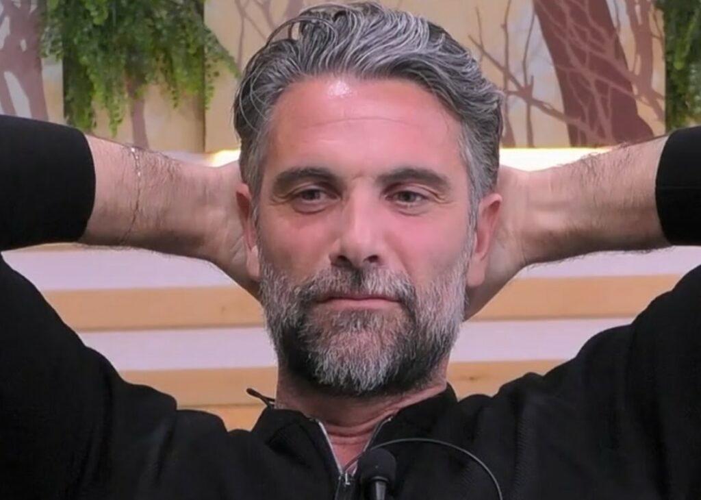 ''All’inizio lui mi ha mentito sulla sua età'': Luca Calvani al Grande Fratello rivela com’è nata la storia d’amore con il compagno Alessandro