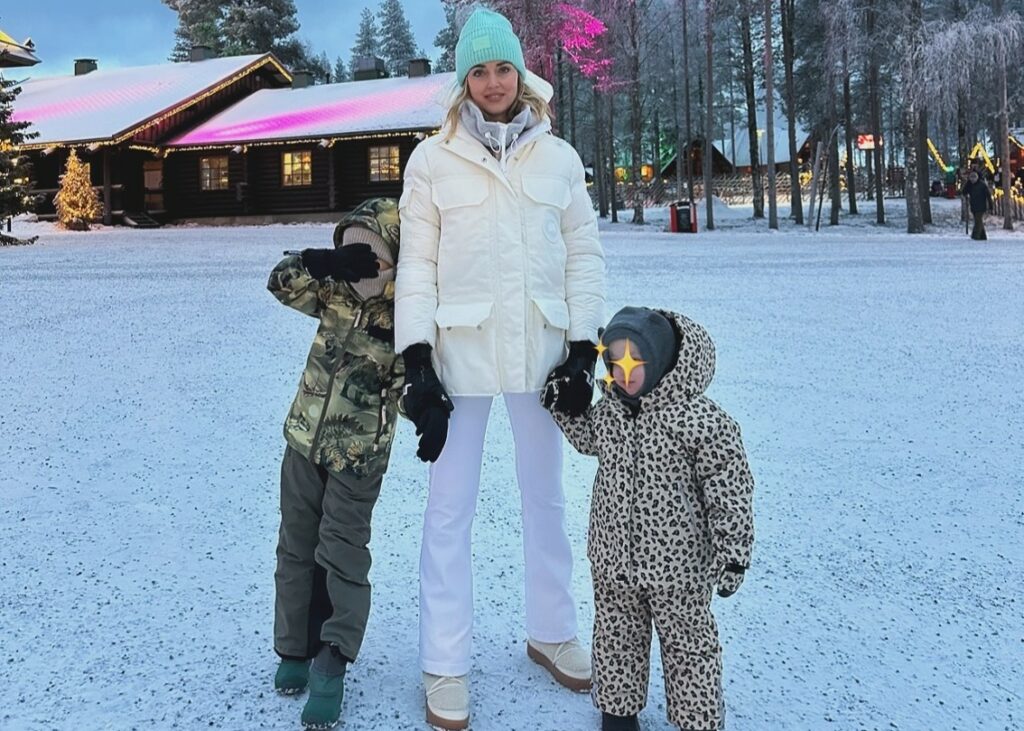 Chiara Ferragni è volata coi figli Leone e Vittoria in Lapponia: viaggio in famiglia sulle tracce di Babbo Natale Chiara Ferragni è volata coi figli Leone e Vittoria in Lapponia: viaggio in famiglia sulle tracce di Babbo Natale