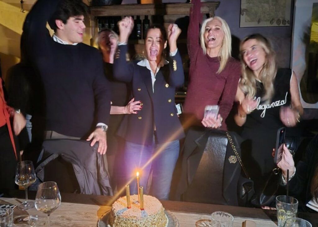 Samantha De Grenet in lacrime: festa a sorpresa per i suoi 54 anni con amiche vip, il figlio la commuove