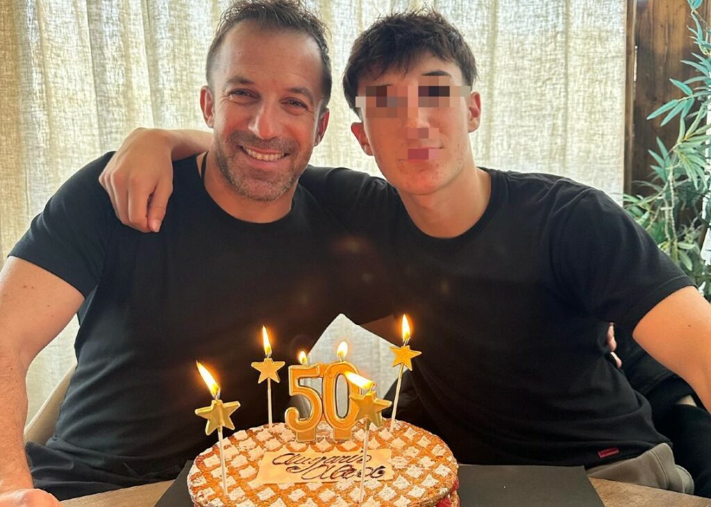Alessandro Del Piero compie 50 anni: la foto davanti alla torta col figlio Tobias e i teneri auguri del primogenito