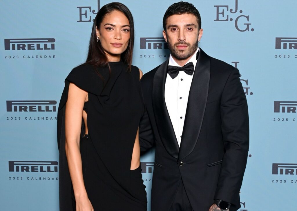 Elodie e Andrea Iannone elegantissimi insieme sul red carpet del lancio del Calendario Pirelli 2025, in cui lei appare seminuda: foto Elodie e Andrea Iannone elegantissimi insieme sul red carpet del lancio del Calendario Pirelli 2025, in cui lei appare seminuda: foto
