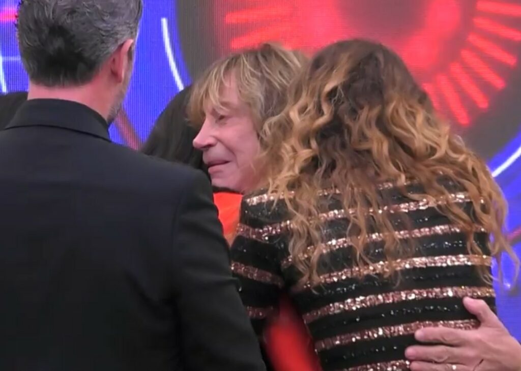 Enzo Paolo Turchi in lacrime al Grande Fratello, abbandona la Casa per sempre, compare in diretta anche la figlia: le immagini Enzo Paolo Turchi in lacrime al Grande Fratello, abbandona la Casa per sempre, compare in diretta anche la figlia: le immagini