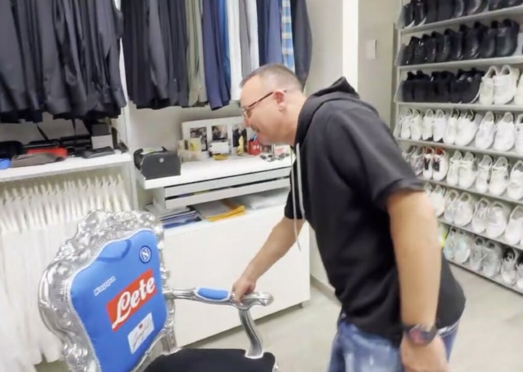 ''Pare un negozio'': Gigi D'Alessio mostra la sua immensa e pazzesca cabina armadio organizzata in scala cromatica a 'Le Iene' ''Pare un negozio'': Gigi D'Alessio mostra la sua immensa e pazzesca cabina armadio organizzata in scala cromatica a 'Le Iene'