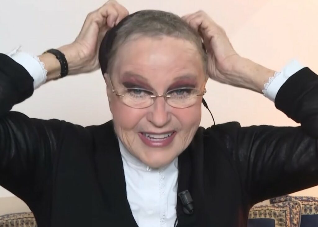 Eleonora Giorgi mostra in tv i capelli ricresciuti dopo la chemio, ma l'aggiornamento sulla malattia non è buono: ''Il tumore cresce ancora''