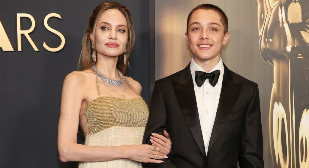 Il figlio di Angelina Jolie e Brad Pitt è un bellissimo 16enne: foto sul red carpet con la madre Il figlio di Angelina Jolie e Brad Pitt è un bellissimo 16enne: foto sul red carpet con la madre