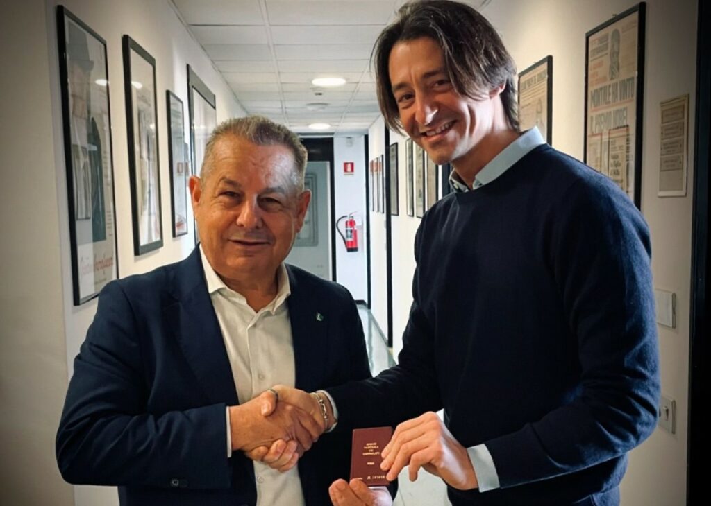 ''E' un lavoratore, sono fiera di lui'': Francesco Oppini prende il tesserino da giornalista, la madre Alba Parietti lo celebra orgogliosa