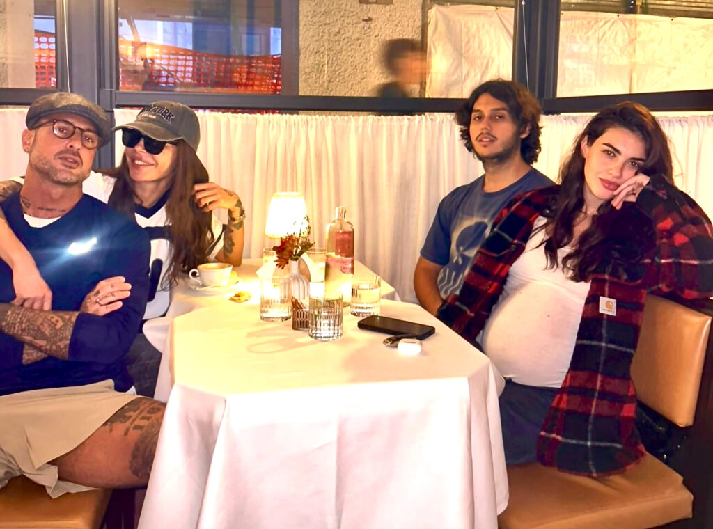 Corona rivela il nome che darà al figlio e pubblica foto con Moric, Carlos e fidanzata incinta: ''La mia splendida famiglia non allargata'' Corona rivela il nome che darà al figlio e pubblica foto con Moric, Carlos e fidanzata incinta: ''La mia splendida famiglia non allargata''