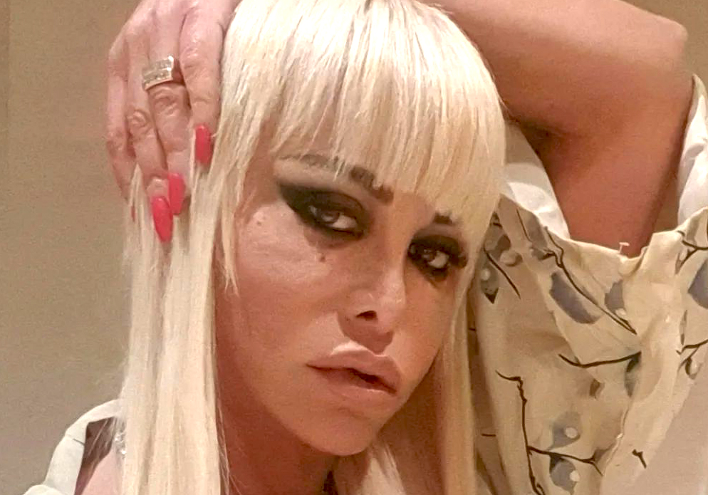 Vera Gemma è stufa di dover tirare fuori la carta di credito coi baby fidanzati: ''Al mio fianco vorrei una persona matura'' Vera Gemma è stufa di dover tirare fuori la carta di credito coi baby fidanzati: ''Al mio fianco vorrei una persona matura''