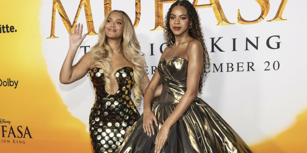 Beyonce con la figlia di soli 12 anni Blue Ivy sul red carpet, ci sono anche padre e nonna della bambina: foto Beyonce con la figlia di soli 12 anni Blue Ivy sul red carpet, ci sono anche padre e nonna della bambina: foto