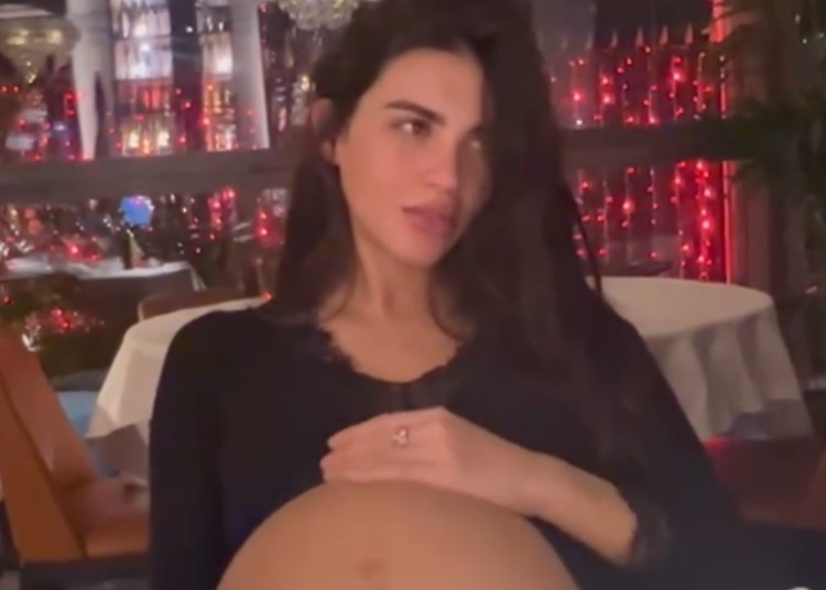 La compagna di Fabrizio Corona Sara Barbieri al ristorante con il pancione enorme