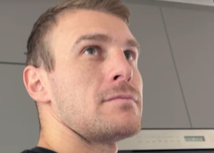 Il fidanzato di Elisabetta Canalis scherza con l'intelligenza artificiale