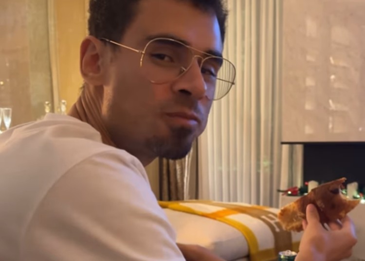 Elettra Lamborghini riprende il marito AfroJack mentre spalma sul panettone il burro d'arachidi e la marmellata Elettra Lamborghini riprende il marito AfroJack mentre spalma sul panettone il burro d'arachidi e la marmellata