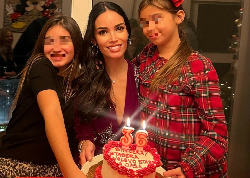 Michela Quattrociocche spegne 36 candeline con il compagno Giovanni Naldi e le due figlie Aurora e Diamante: guarda Michela Quattrociocche spegne 36 candeline con il compagno Giovanni Naldi e le due figlie Aurora e Diamante: guarda