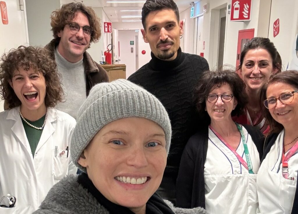 Bianca Balti con il fidanzato Alessandro in ospedale a Milano per fare l'ultima seduta di chemioterapia in Italia: foto Bianca Balti con il fidanzato Alessandro in ospedale a Milano per fare l'ultima seduta di chemioterapia in Italia: foto