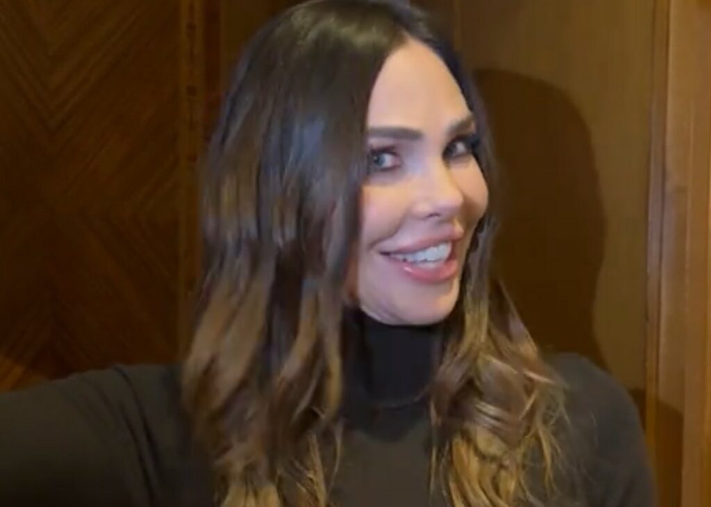 ''Cosa volete vedere? Vi posso far vedere cose zozze'': Ilary Blasi sbarca su TikTok e scherza con i follower nel primo video ''Cosa volete vedere? Vi posso far vedere cose zozze'': Ilary Blasi sbarca su TikTok e scherza con i follower nel primo video