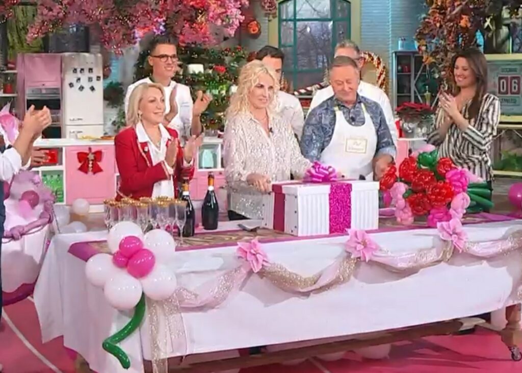 Compleanno a sorpresa per Antonella Clerici: la conduttrice festeggia i 61 anni nello studio del suo programma tv, guarda Compleanno a sorpresa per Antonella Clerici: la conduttrice festeggia i 61 anni nello studio del suo programma tv, guarda