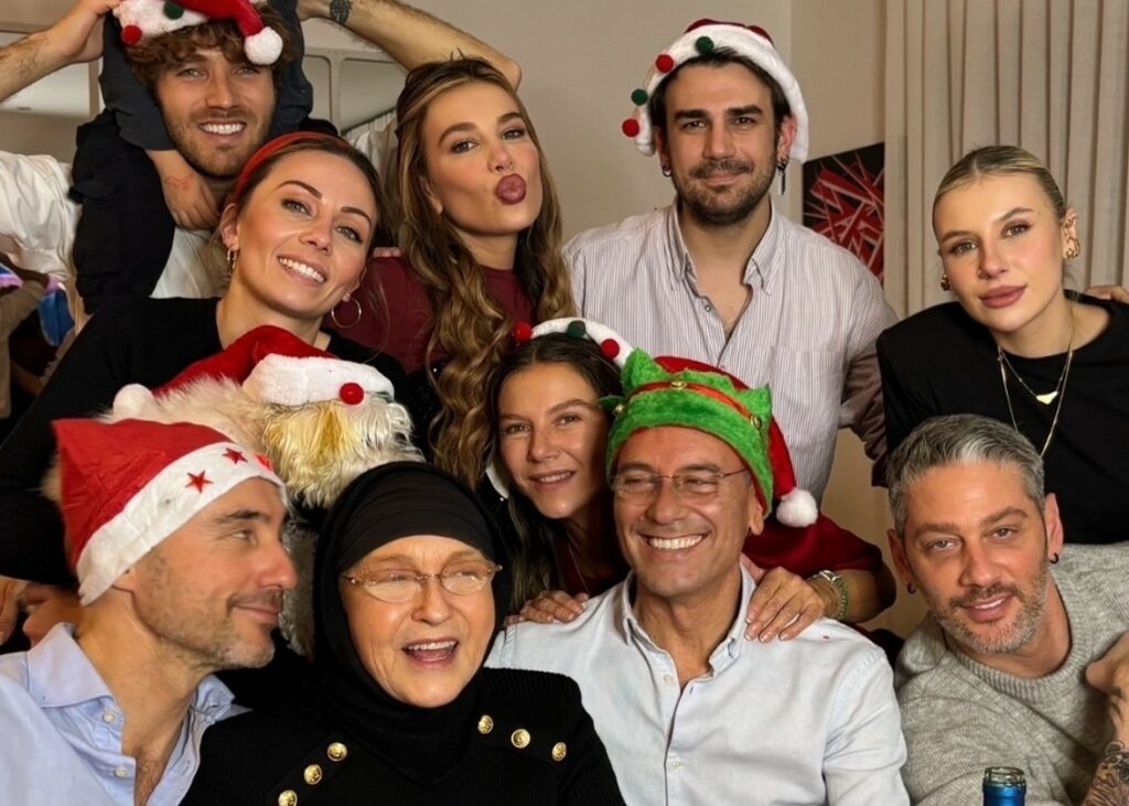 Eleonora Giorgi dimentica la malattia grazie all'affetto della famiglia allargata: per lei è già Natale con figli, nuore e nipoti Eleonora Giorgi dimentica la malattia grazie all'affetto della famiglia allargata: per lei è già Natale con figli, nuore e nipoti