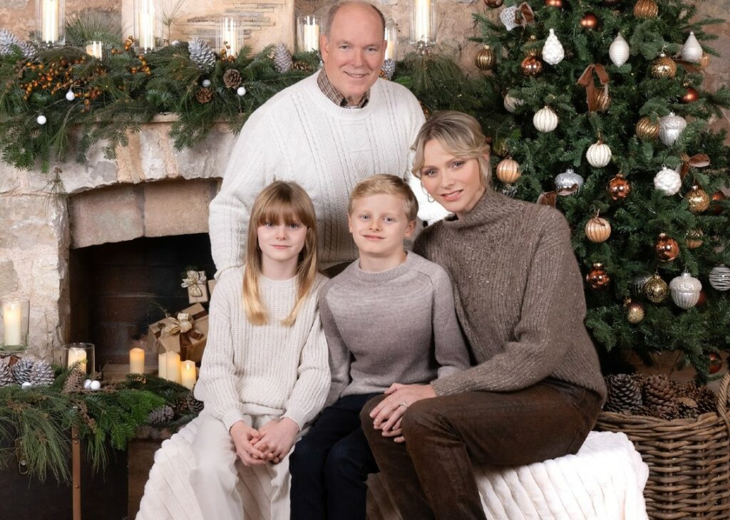 I figli gemelli di Alberto di Monaco e Charlene sono cresciutissimi: la foto per la cartolina di Natale a quasi 10 anni