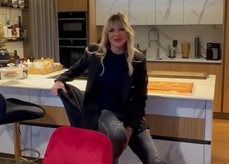 Matilde Brandi mostra la sua nuova cucina