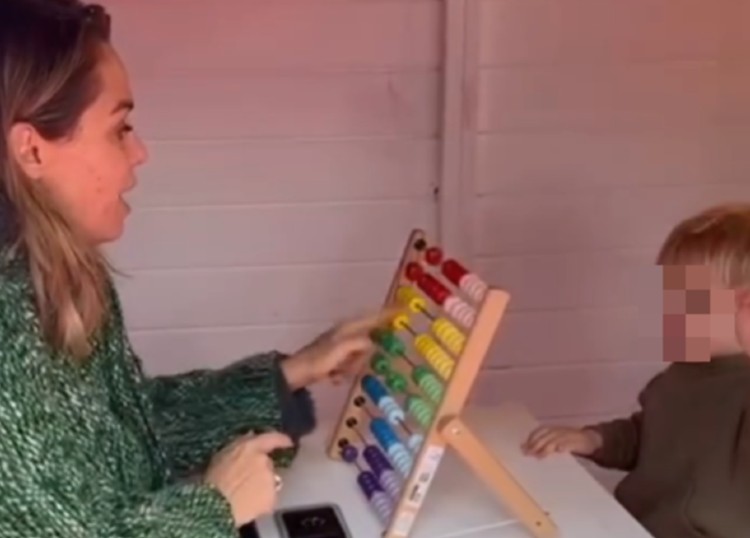 Sonia Bruganelli gioca con Sebastiano il nipote di Paolo Bonolis