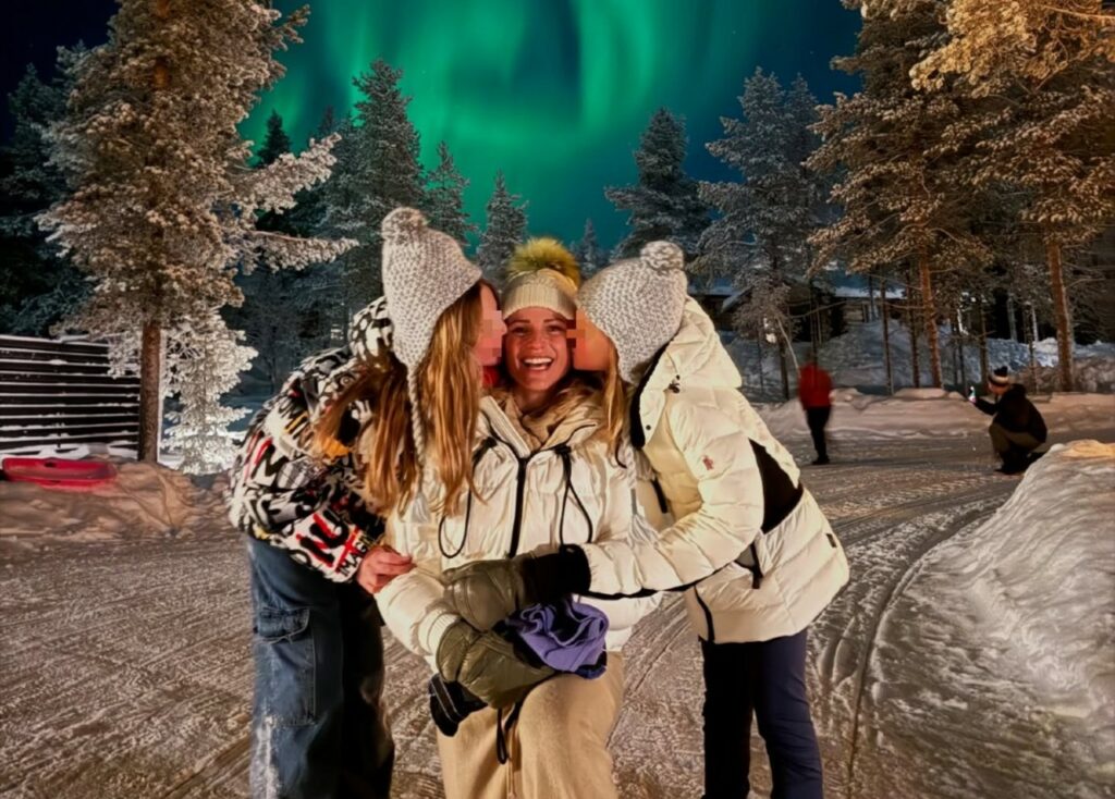 Michelle Hunziker vola in Lapponia con le figlie Sole e Celeste Michelle Hunziker vola in Lapponia con le figlie Sole e Celeste