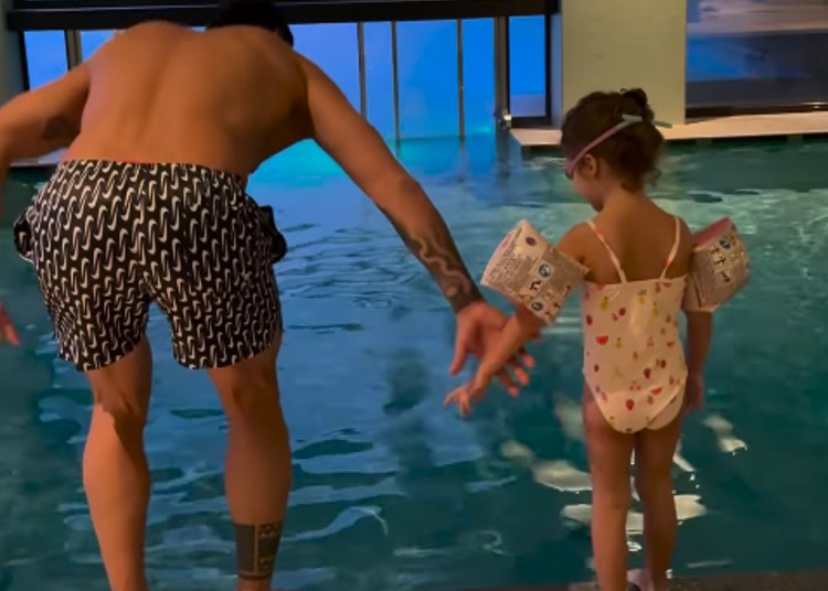 Filippo Magnini insegna alla figlia Mia a fare i tuffi in piscina Filippo Magnini insegna alla figlia Mia a fare i tuffi in piscina