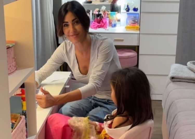 Federica Nargi studia inglese con la figlia Beatrice