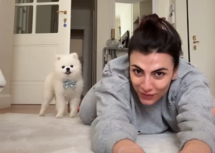 Giulia Salemi fa gli esercizi con il pancione a pochi giorni dal parto Giulia Salemi fa gli esercizi con il pancione a pochi giorni dal parto