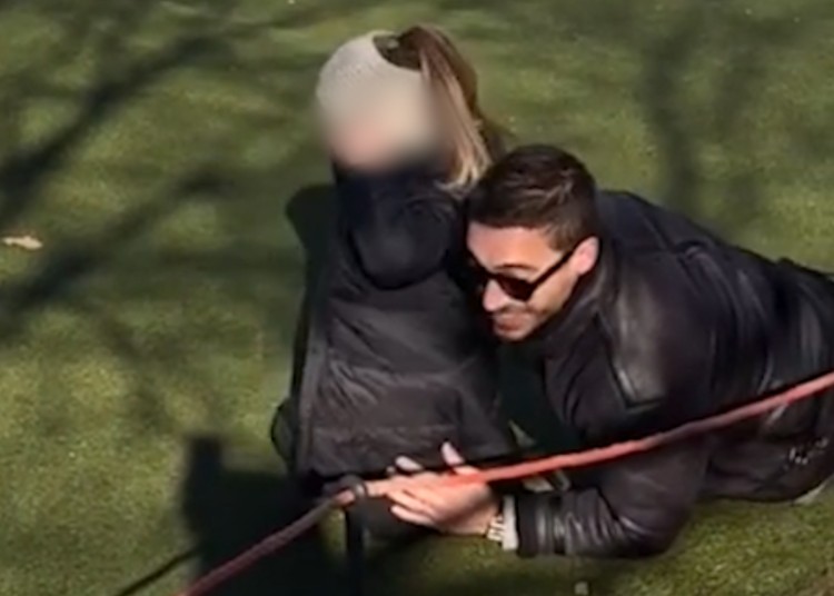 Antonino Spinalbese tenero papà al parco giochi con Luna Marì