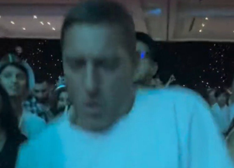 Il balletto di Francesco Totti scatenato a Capodanno Il balletto di Francesco Totti scatenato a Capodanno