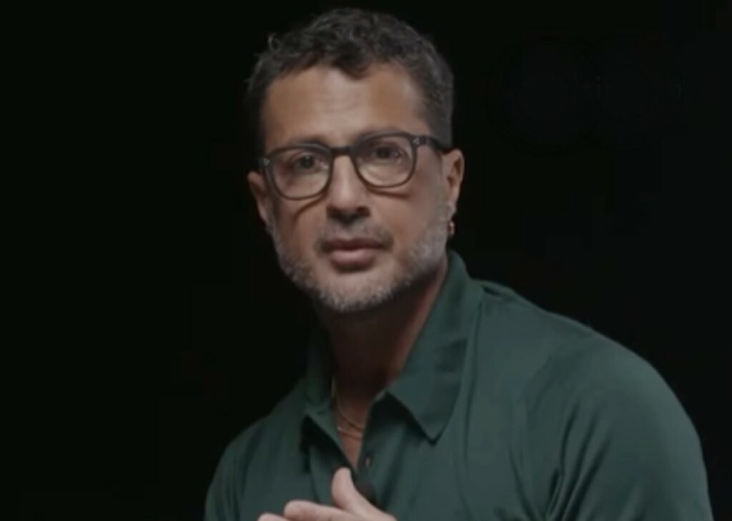 ''Il figlio di Selvaggia Lucarelli fa il cameriere al Crazy Pizza di Briatore con tanto di balletto'': lo dice Fabrizio Corona 