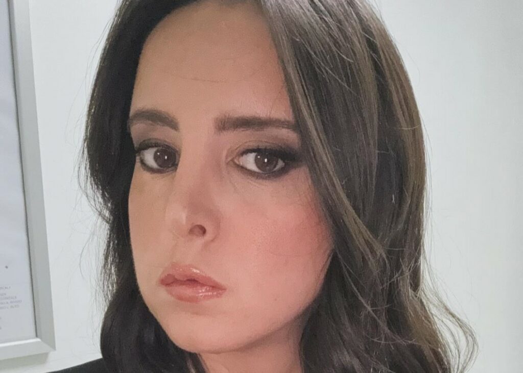 ''Grazie alla psicoterapia ho imparato a guardarmi allo specchio'': la figlia di Roberto Mancini parla della sua paresi congenita ''Grazie alla psicoterapia ho imparato a guardarmi allo specchio'': la figlia di Roberto Mancini parla della sua paresi congenita