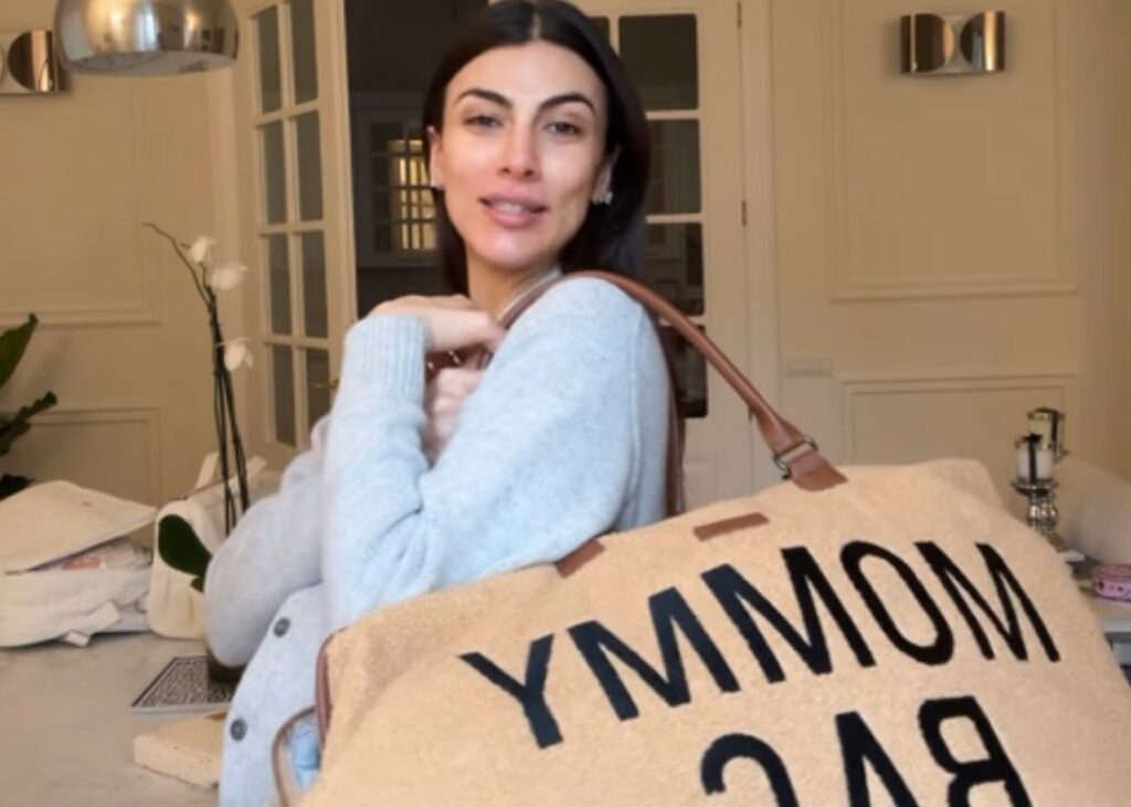 Giulia Salemi mostra il contenuto della sua 'mummy bag' a pochi giorni dall'ingresso in ospedale per partorire: guarda