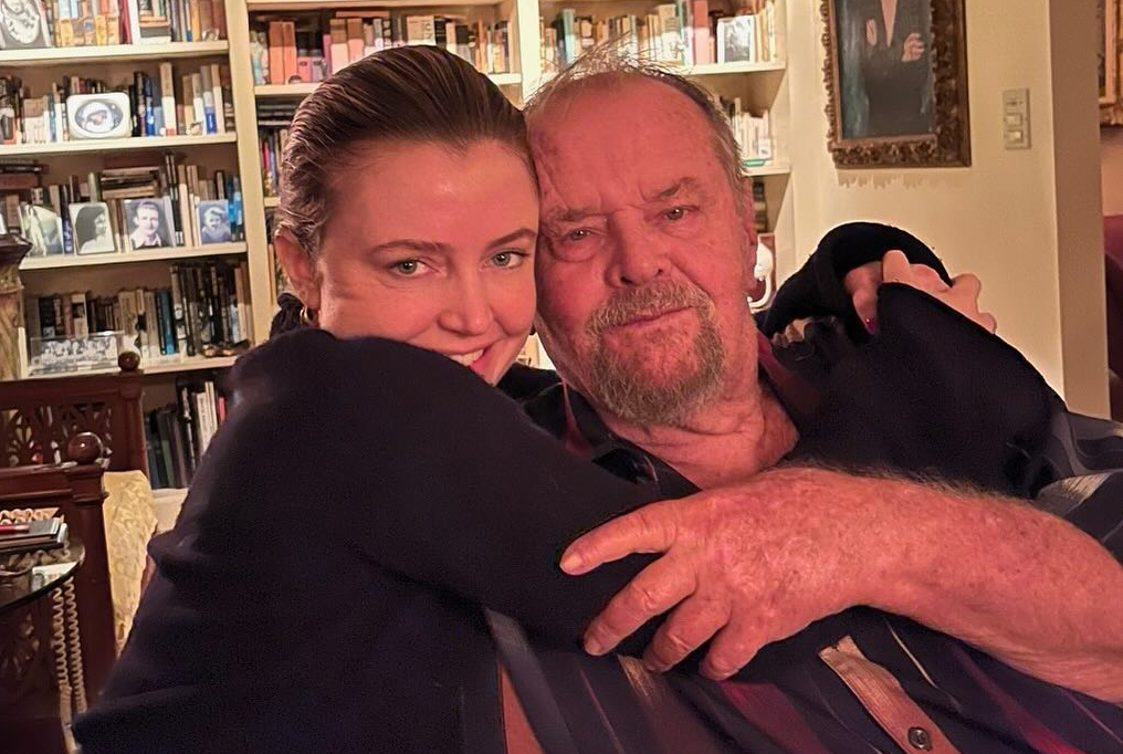 Nuova rarissima immagine della leggenda di Hollywood Jack Nicholson: l’attore 87enne appare con la figlia a Natale