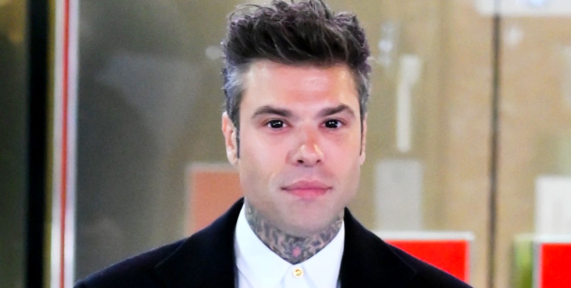 Pupille dilatate e di colore nero: fan preoccupati e stupiti dallo sguardo di Fedez sul primo red carpet di Sanremo, foto - Gossip.it | News sul Gossip e VIP