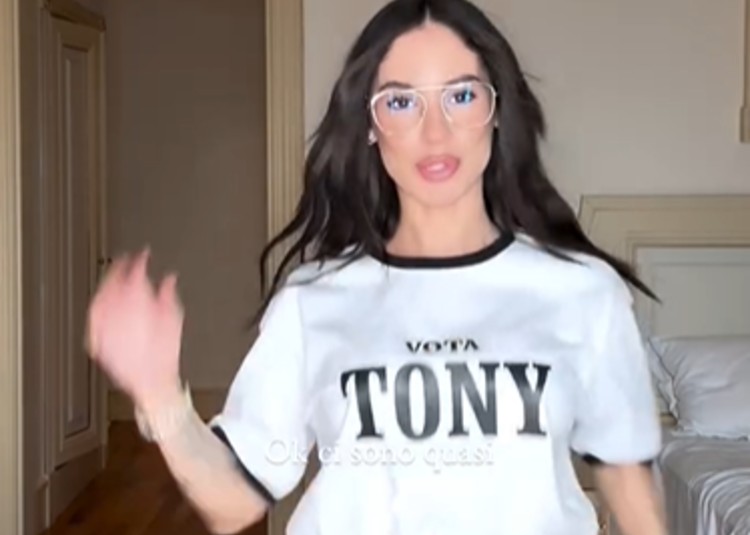 Giulia De Lellis a Sanremo con la maglietta 'Vota Tony'