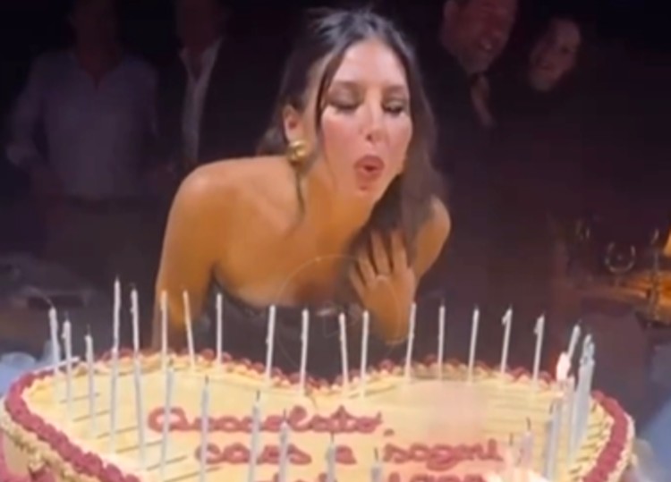Elisabetta Gregoraci compie 45 anni e si scatena al Billionaire Elisabetta Gregoraci compie 45 anni e si scatena al Billionaire