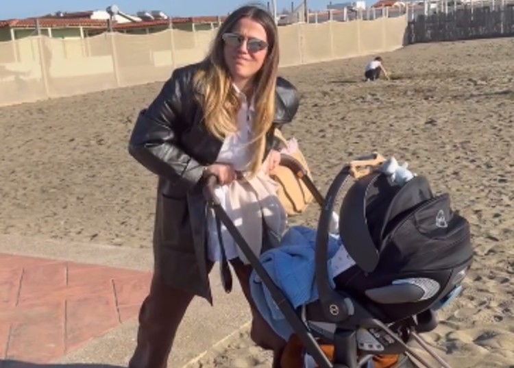 Jacqueline Luna Di Giacomo porta per la prima volta il figlio al mare