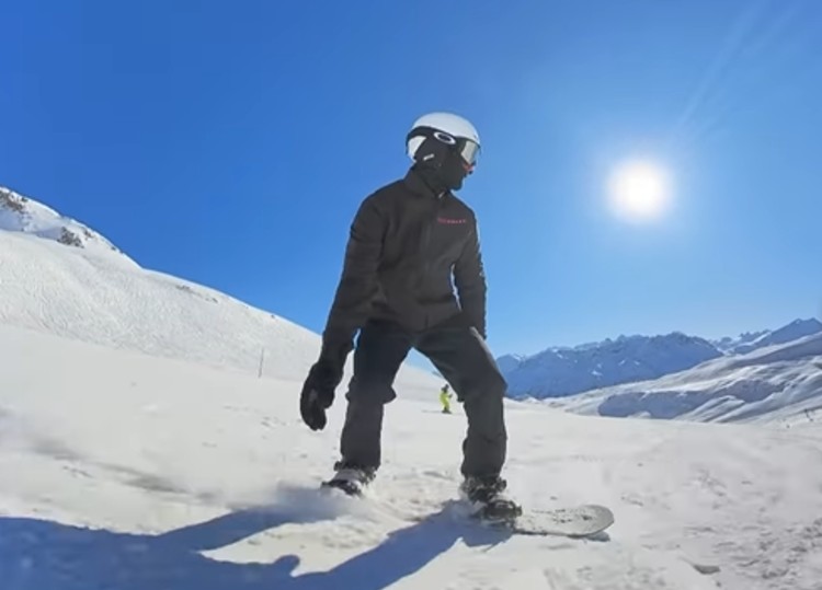 Stefano De Martino sullo snowboard con il figlio Santiago Stefano De Martino sullo snowboard con il figlio Santiago