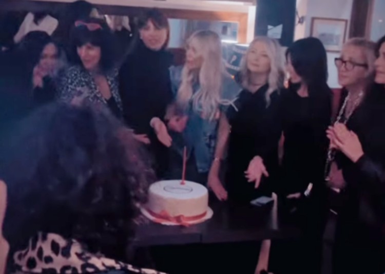 Matilde Brandi spegne 56 candeline con gli amici