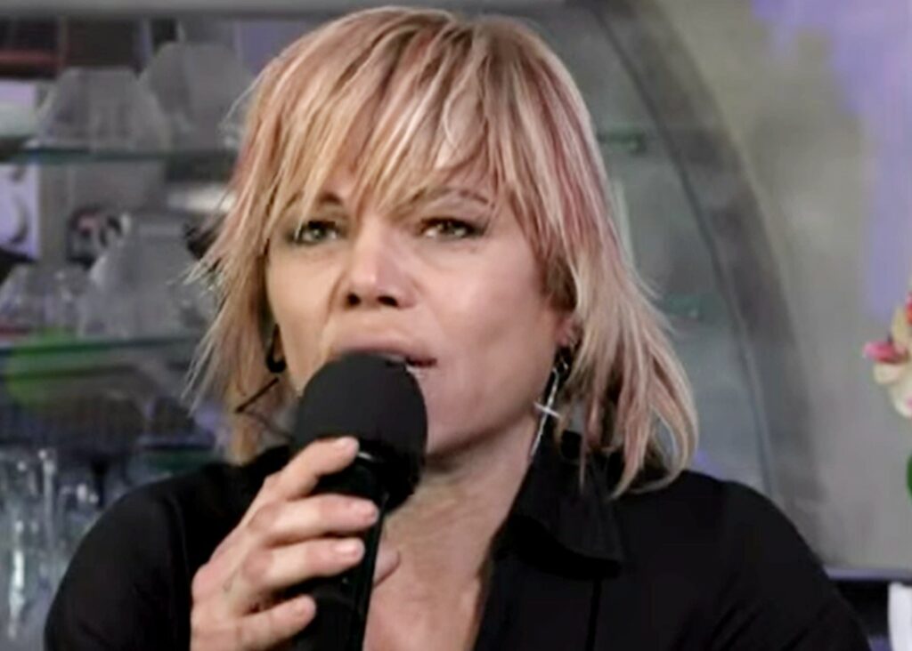 ''Lavoro in un bar in provincia di Roma'': l'ex vincitrice del GF Floriana Secondi rivela la nuova vita tra stracci e bicchieri