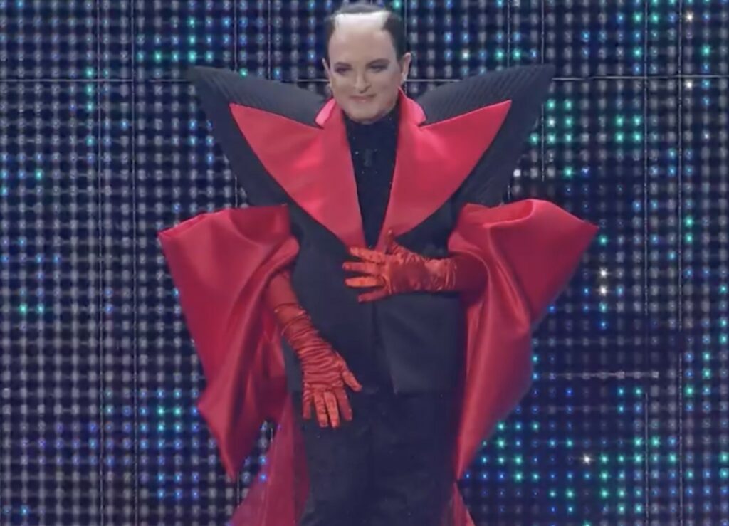 Cristiano Malgioglio superstar a Sanremo: lo strascico da 50 metri, il battibecco col pubblico, la commozione