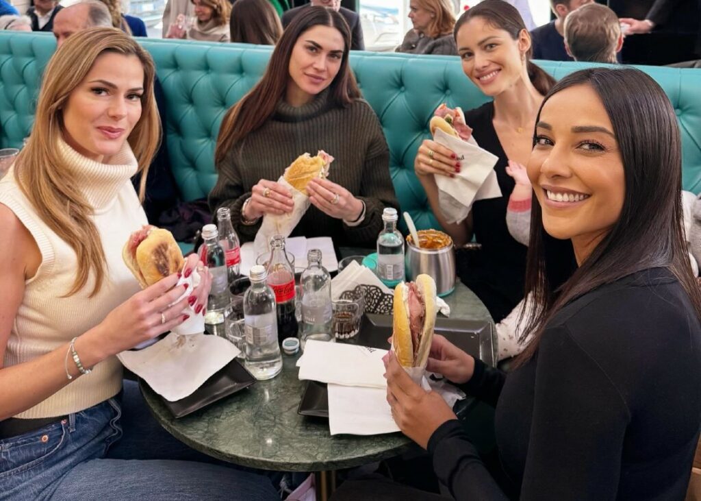 Melissa Satta festeggia l'ultimo compleanno da trentenne con le amiche vip del cuore Pellegrinelli, Wiggers e Moreira: foto