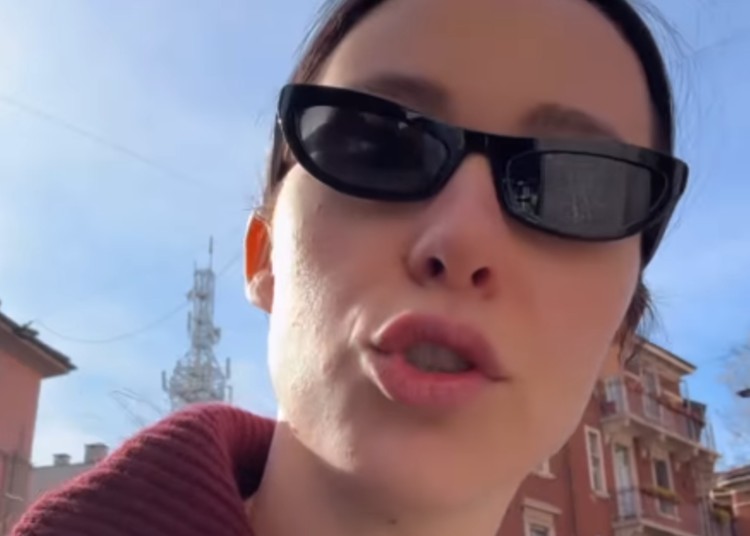 Aurora Ramazzotti ha portato il suo gatto dalla psicologa Aurora Ramazzotti ha portato il suo gatto dalla psicologa