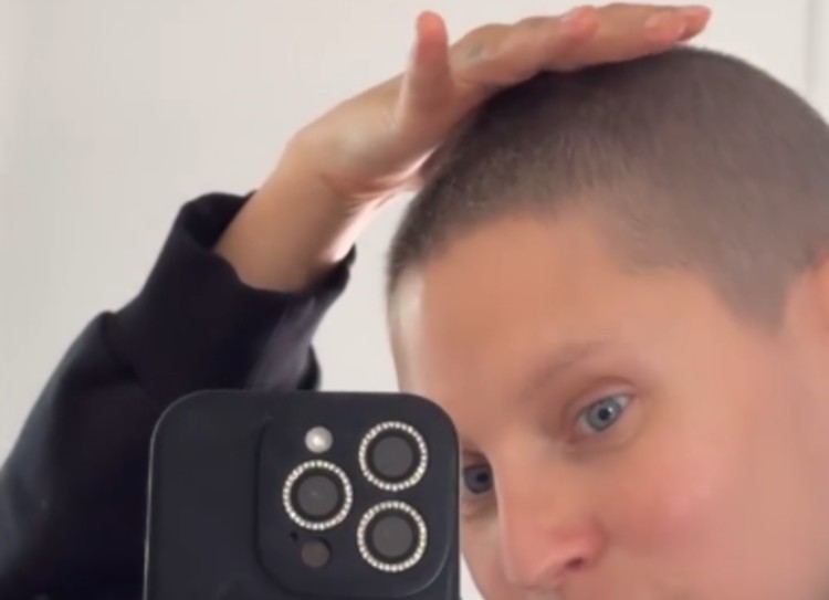 Bianca Balti mostra la forte ricrescita di capelli