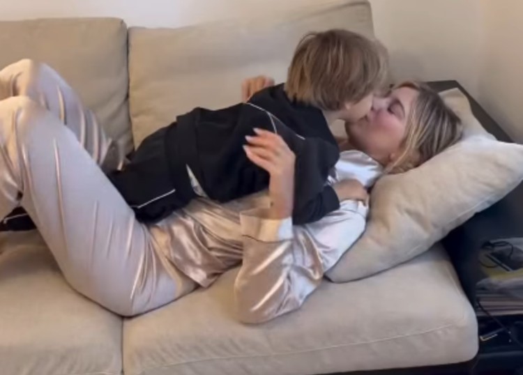 Clizia Incorvaia supera il momento di dolore grazie alle coccole del figlio Gabriele Clizia Incorvaia supera il momento di dolore grazie alle coccole del figlio Gabriele