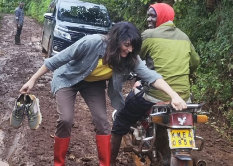 Elisa Isoardi impantanata nel fango in Kenya Elisa Isoardi impantanata nel fango in Kenya